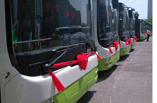 搭载松正4代插电式混动系统新能源公交在岳阳投用