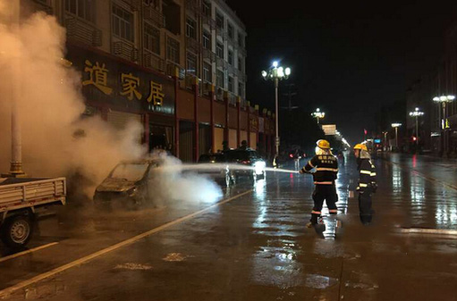 仙游:电动汽车深夜起火 火势大发出爆裂声 