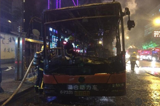 杭州油电混动公交起火追踪：初判车辆尾部设备舱起火 同批次公交停运