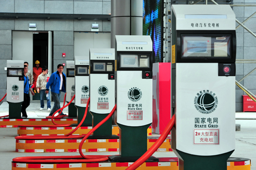 浦东机场20台新能源汽车充电桩投用 快充不到一小时