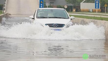【用车】暴雨天气，电动汽车涉水安全吗？