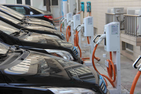 EV早报|三部门发布加快单位内部电动汽车充电基础设施通知；财政部部长肖捷回应“新能源汽车骗补问题”；南充市电动汽车充电设施规划（2016—2020）……