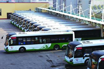 青岛市：纯电动公交车成“绿色名片”