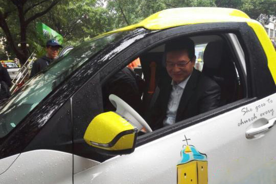 广西柳州政企联动推广新能源汽车 充电插座解决充电难