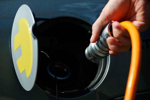 电池成本下降 十年内电动汽车价格将低于汽油车