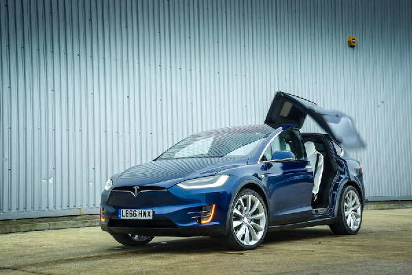 EV早报|曝发改委暂停电动车资质发放；5月新能源客车卖了3140辆；特斯拉Model X安全气囊故障…