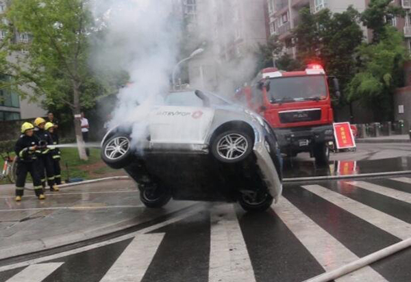 与地面摩擦起火爆燃 共享汽车安全谁来负责？