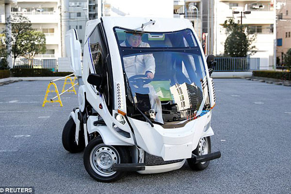 日本研发出“变形”电动汽车 灵感源自《高达》