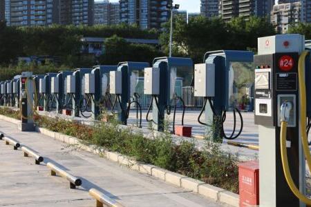 重庆主城区公交站场23个充电桩投用 私家车也可充电
