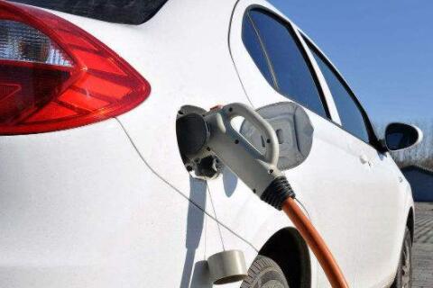 新能源汽车使用充电桩充电过程中辐射大吗？