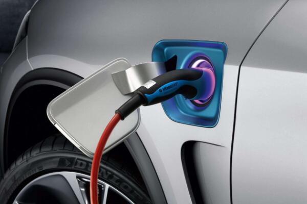 使用电动汽车充电桩充电前需要做什么？