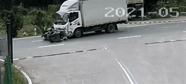 浙江一轻卡货车与电瓶车相撞，电瓶车主当场身亡。