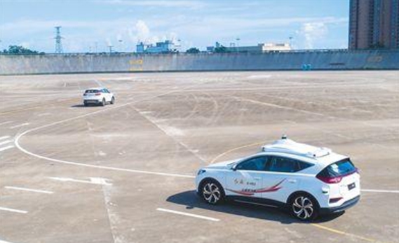 首张车牌落红旗E-HS3 海南首张自动驾驶开放道路测试牌照发放