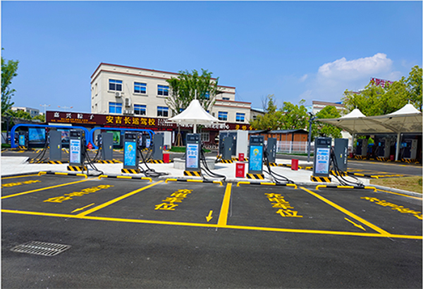 浙江省湖州市：安吉首家新能源汽车超级充电站正式上线运营 设有65个停车位 配备34个充电桩