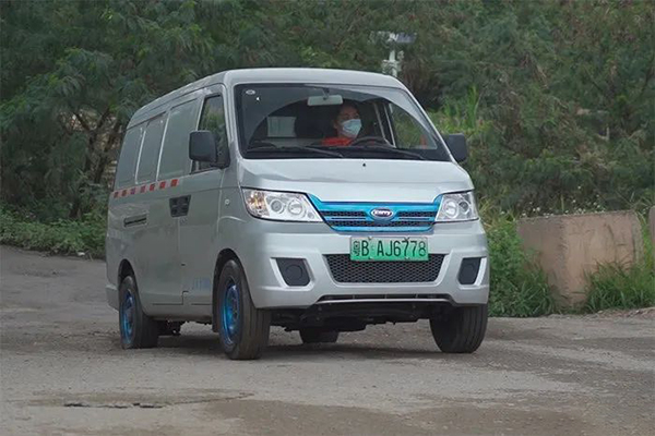 全球最大批量出口纯电动物流车在徐州启运
