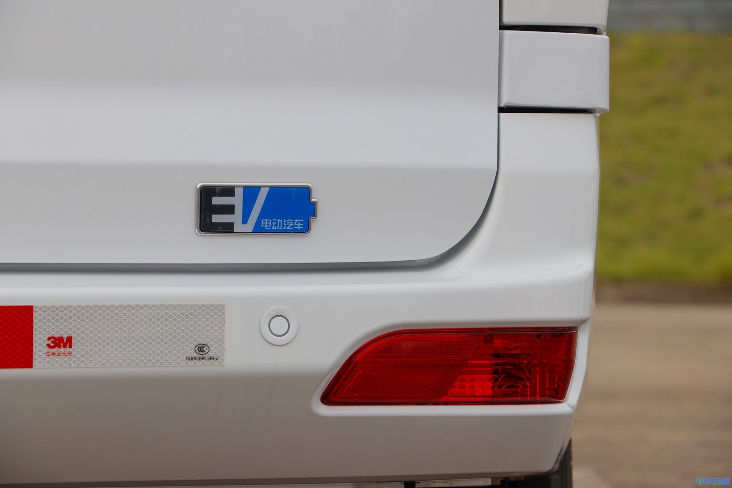 2022款 博腾V2 EV 封窗厢货 标准型 41.472kWh河南锂动