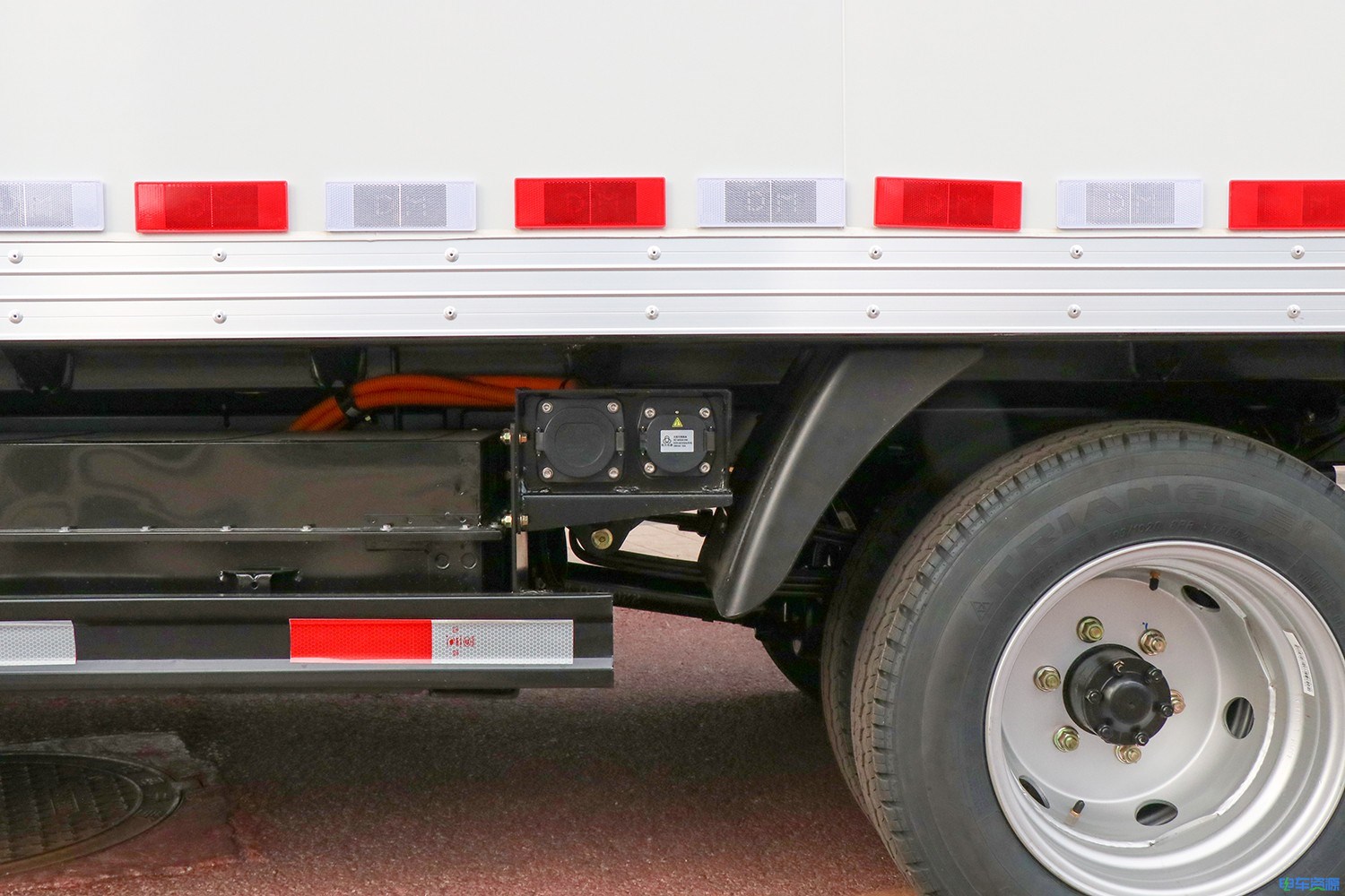 2022款 飞碟EF3 厢货 宁德时代 55.7kWh（FD5044XXYD66BEV-1）-小卡图片