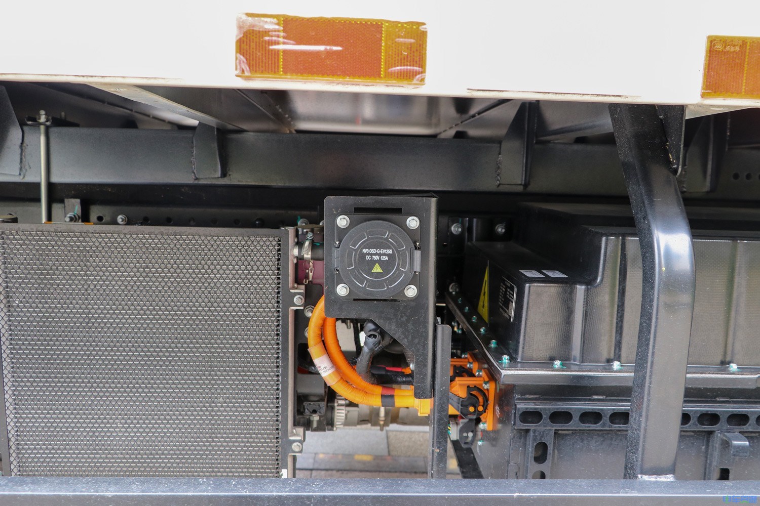 2023款 江淮骏铃聚宝盆 厢式 国轩高科17.52kWh（HFC5041XXYPHEV1-1）