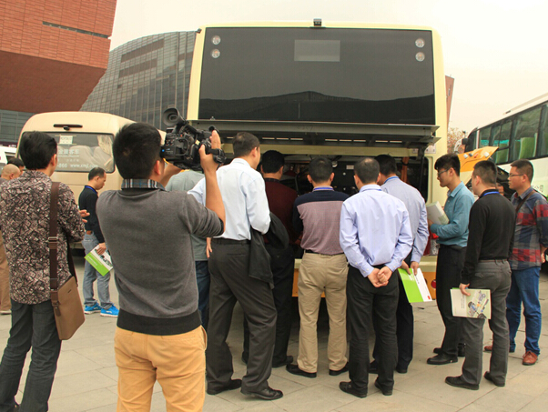 松正携搭载4代系统的LNG混动公交车亮相广州