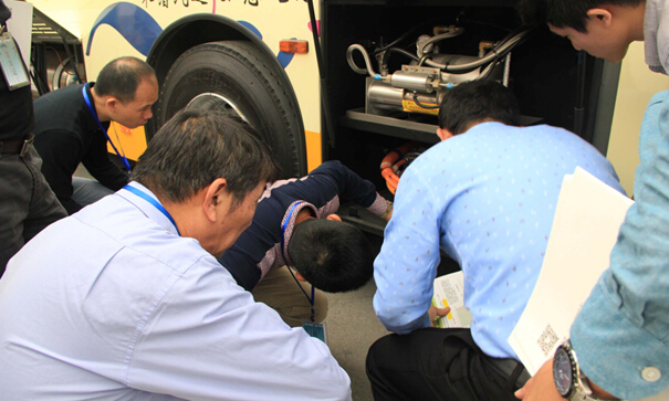 松正携搭载4代系统的LNG混动公交车亮相广州