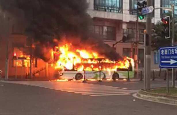 上海老西门一11路电动公交车自燃