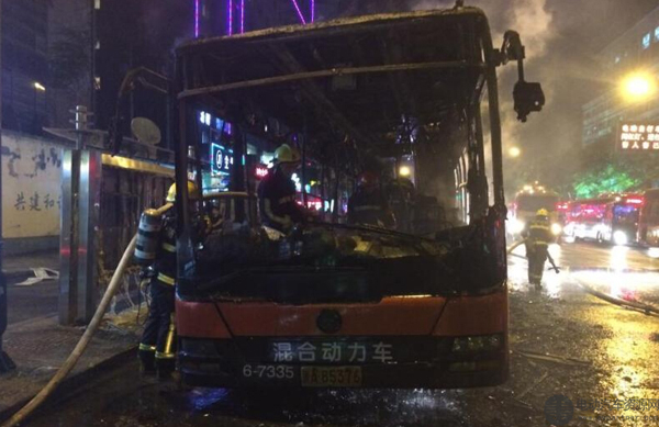 杭州一辆290路油电混合动力公交车起火