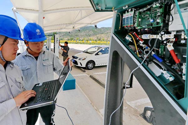 技术人员在张承高速崇礼服务区检测电动汽车充电设备的工作情况