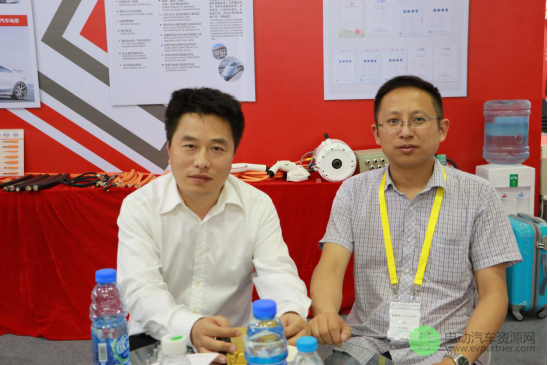 南京世博电控技术有限公司总经理阮浩（图右）和副总经理唐再兴（图左）