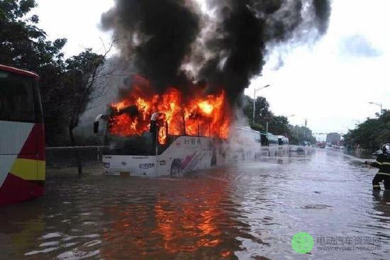 水深火热|南京一电动大巴车水中自燃  疑因电瓶进水引发火灾