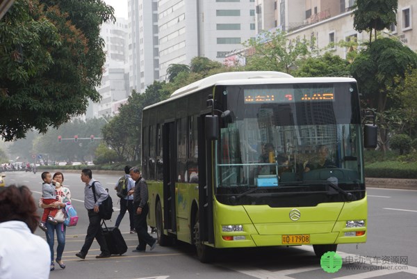 金旅纯电动公交车为汕头市民带来更舒适、便捷的交通保障.JPG
