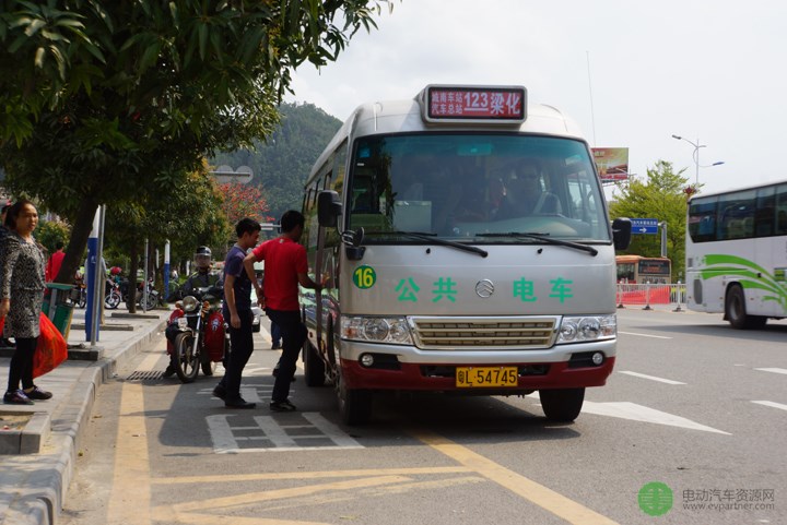 金旅纯电考斯特公交为惠东市民提供安全、环保、便捷的出行体验