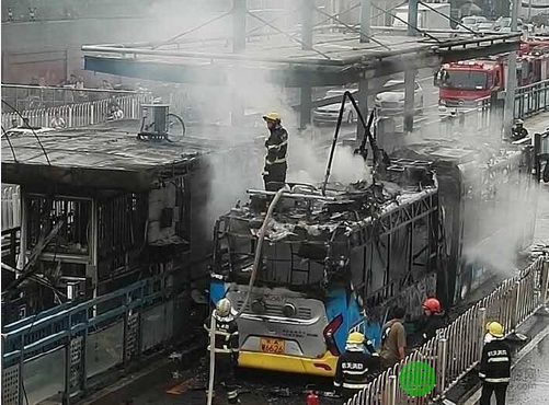 北京公交车起火被烧毁 无人员伤亡