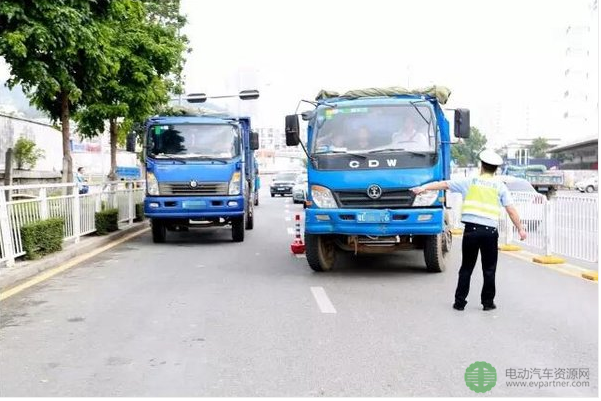 今日，深圳交警针对“小泥头车”开展了全市第一次专项整治查处行动。
