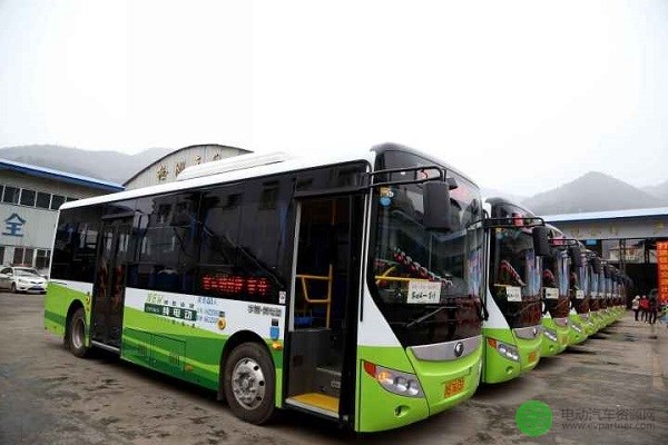 万源：首批20辆纯电动公交车投入运行