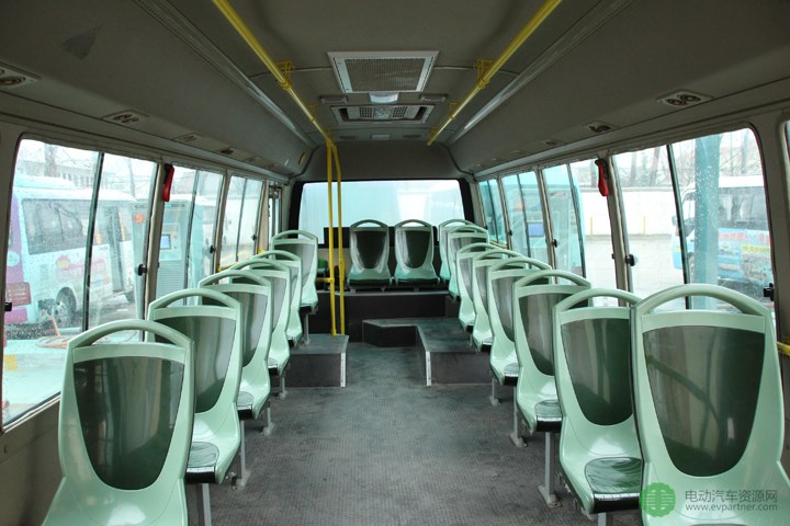 4 金旅纯电动D8内部空间满足周口市公交运营需求.JPG