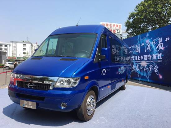 长江汽车展示纯电动汽车产品 为文化传承与汽车工业增添新动力