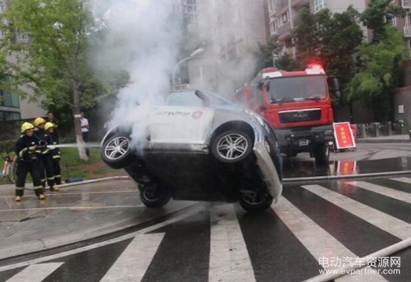 与地面摩擦起火爆燃 共享汽车安全谁来负责？