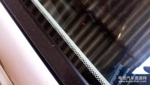 99%的老司机都搞不懂，车窗上的小黑点是干嘛的？