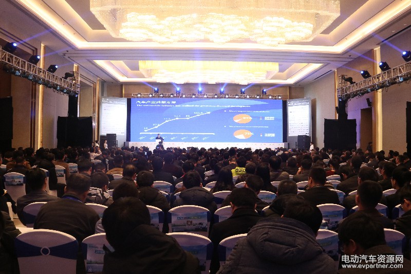 聚焦产业发展新机遇新挑战 2018首届中国（成都）新能源汽车高峰论坛今日开幕