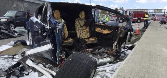 特斯拉Model X车祸起火致人死亡，电动汽车到底安不安全？
