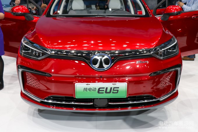 2018北京车展|北汽EU5正式上市 售价12.99万元起！