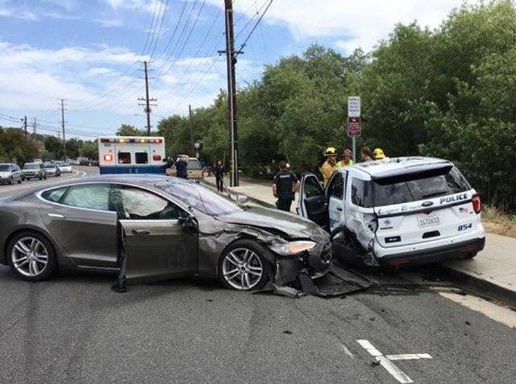 特斯拉撞警车：自动辅助驾驶系统失灵？