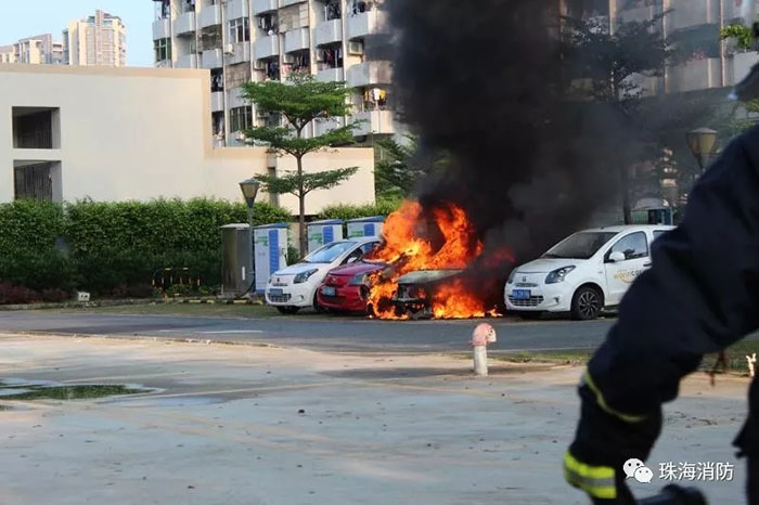 香洲一停车场3辆共享电动汽车起火 珠海消防紧急扑救