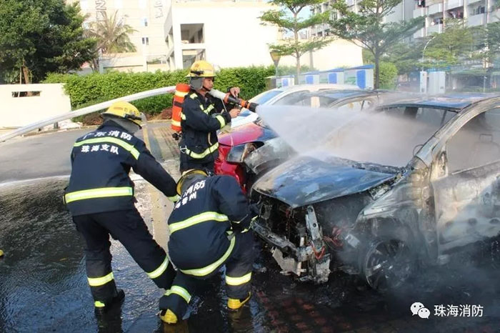 香洲一停车场3辆共享电动汽车起火 珠海消防紧急扑救