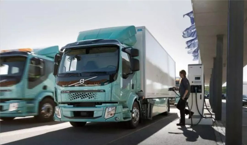 沃尔沃电动卡车发布：重16吨续航300公里，接下来还有无人驾驶版