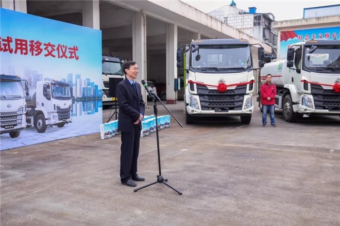 助力柳州推广新能源车辆 乘龙电动轻卡、电动环卫车等交付试用