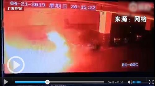 上海一辆特斯拉突然自燃起火