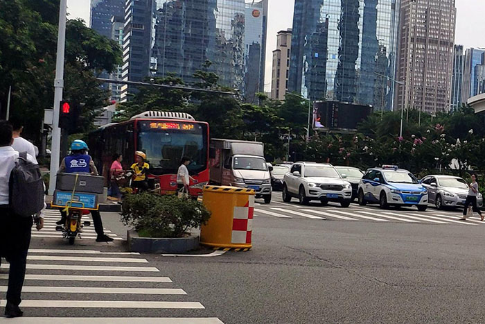 深圳调查：深南大道执法较严 绿色物流区频现违规车辆