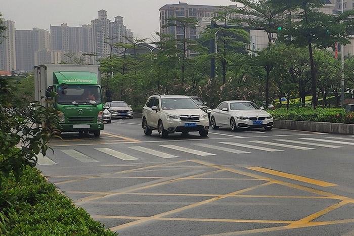 深圳调查：深南大道执法较严 绿色物流区频现违规车辆