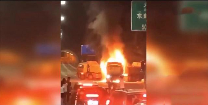 广东深圳：盐田一高速隧道入口处发生5车连撞事故